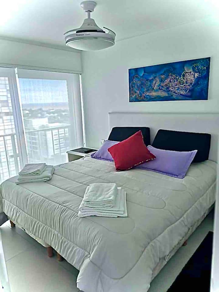 Dhomë gjumi me krevat dopio "king" me krevat dopio "somnier". 
Mbulesa verore dhe jastëkë për ditët e ftohta.
Ajër i kondicionuar Nxehtësia e ftohtë në këtë dhomë gjumi . 
Placard . 
Dritare dopio xham hermetik, qepen automatik dhe ndërprerje e energjisë elektrike.
 . 
