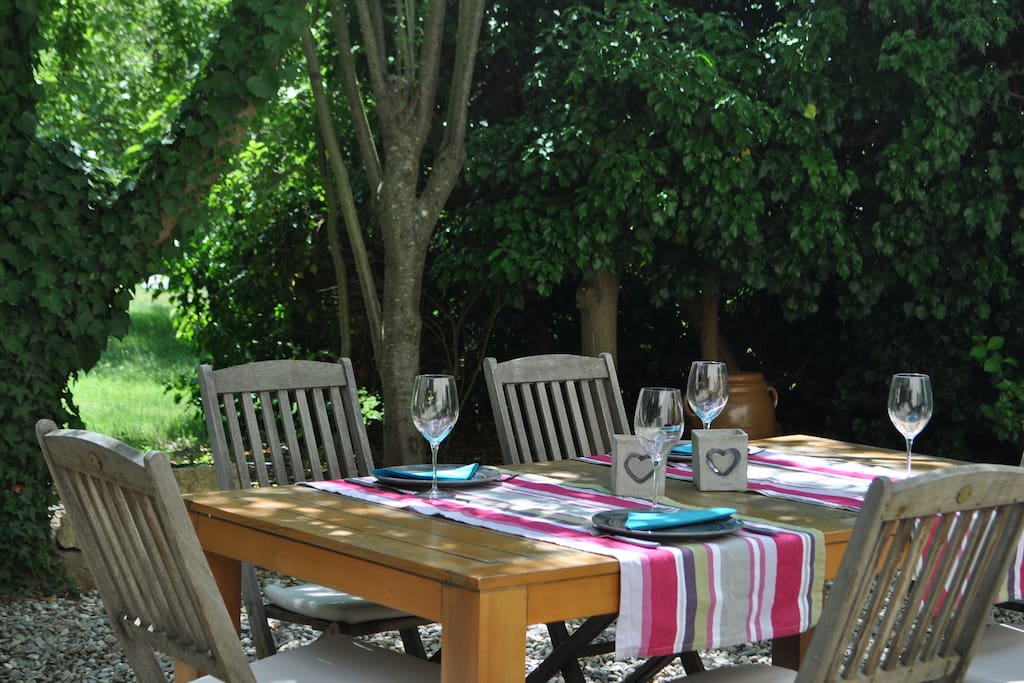 Un repas en terrasse ombragée...