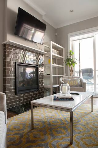 Luxury 4 bedroom steps from Wrigley gallery image 4