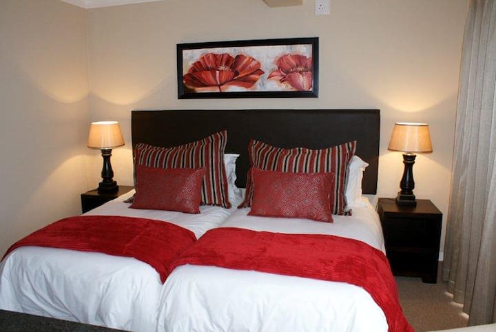 Svih 6 spavaćih soba može se opremiti bračnim krevetima i/ili dva odvojena kreveta. 4 spavaće sobe sa spojenim kupaonicama. 2 spavaće sobe niz stepenice dijele jednu kupaonicu (tuš-kada) i imaju zaseban ulaz. Vrlo fleksibilno.