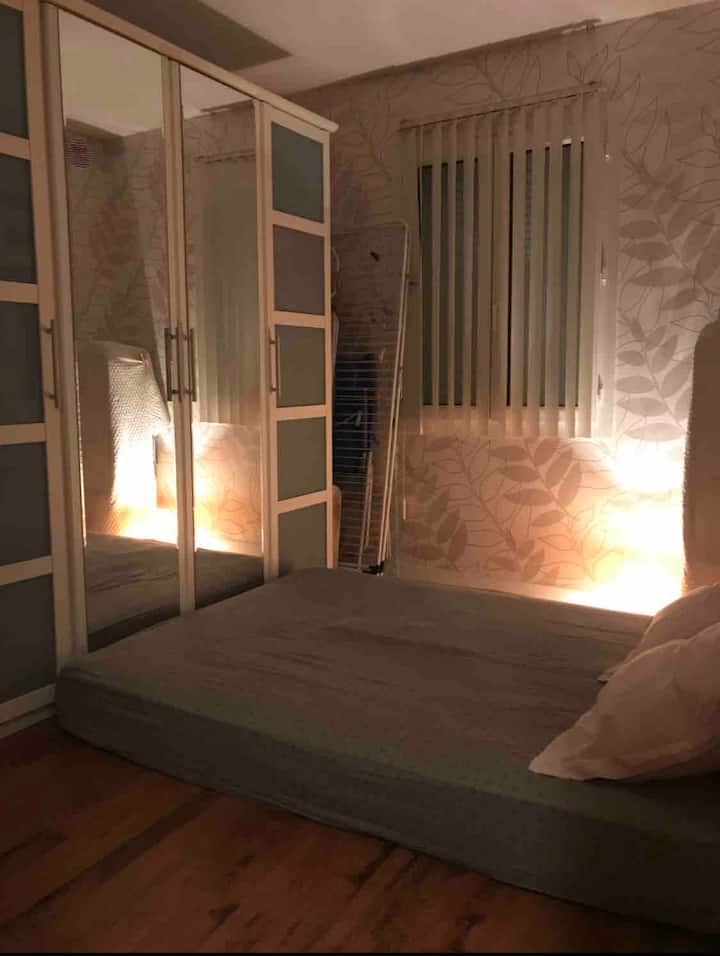 غرفة خلع الملابس التي تم تحويلها إلى غرفة نوم ثالثة إذا لزم الأمر، مرتبة حقيقية 140 سم في الطابق