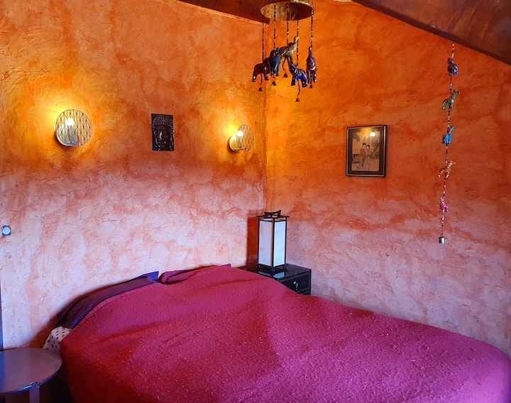 חדר שינה בקומה ראשונה עם מיטה זוגית 