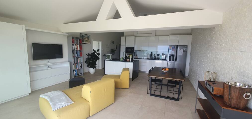 Splendid flat with terrace, lake view, jaccuzi. gallery image 5