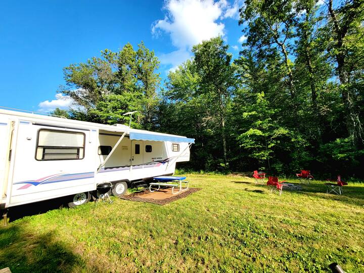 Campistas aislados cerca de las rutas de Castle Rock Lake y UTV