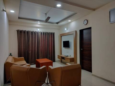 Luxurious 2BHK Apartment with Free Parking