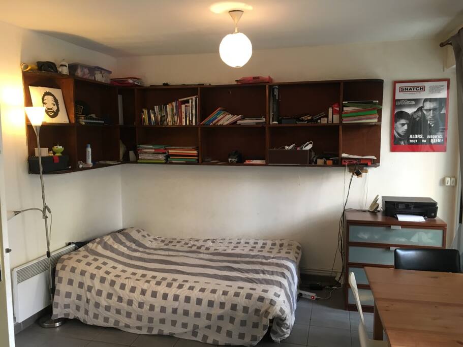 The double confort bed for two people, with a desk or a table to have a lunch in front of the balcony.