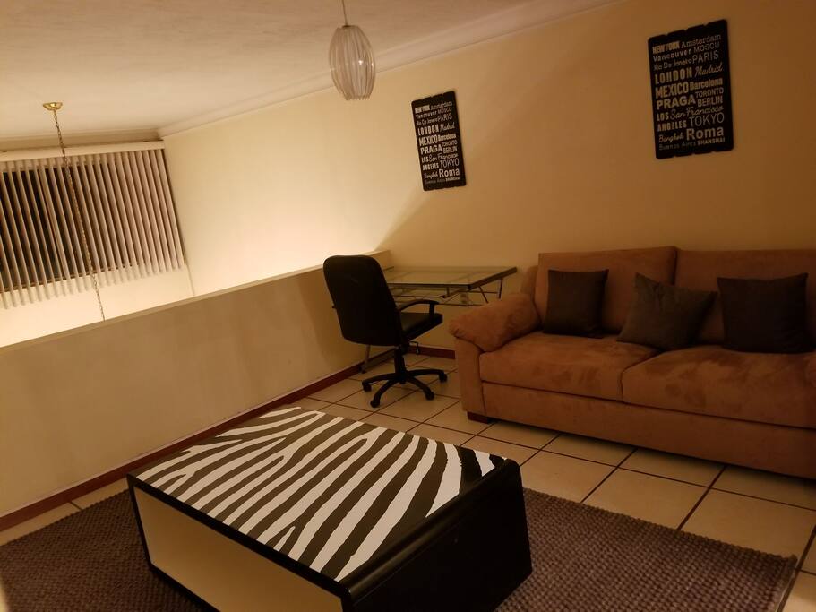 SALA DE TV Y MESA PARA LAPTOP