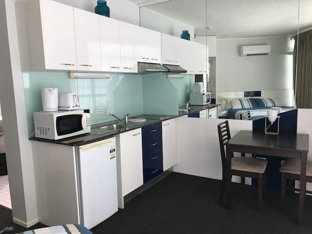 Studio room with kitchenette close to Roma St Park