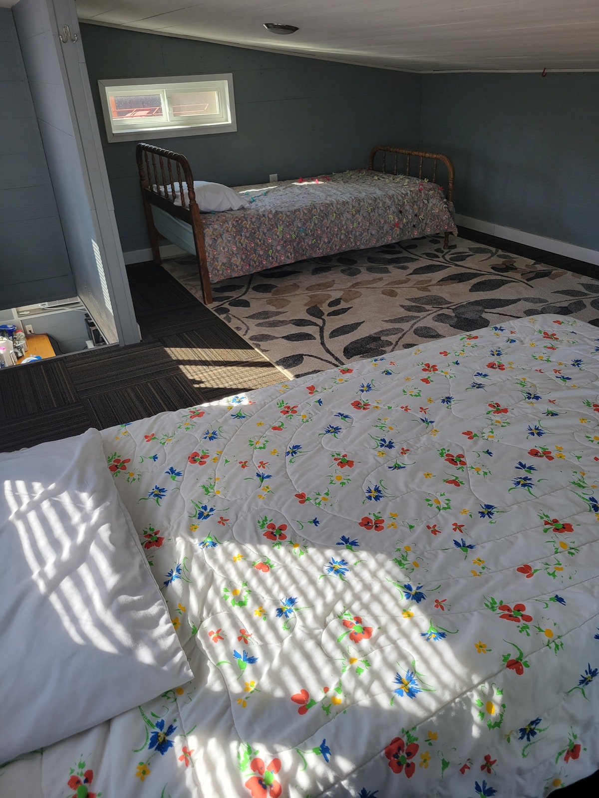 מיטות זוגיות באזור הלופט