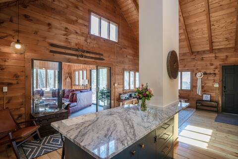 Lakeside Log Cabin near Mt Monadnock