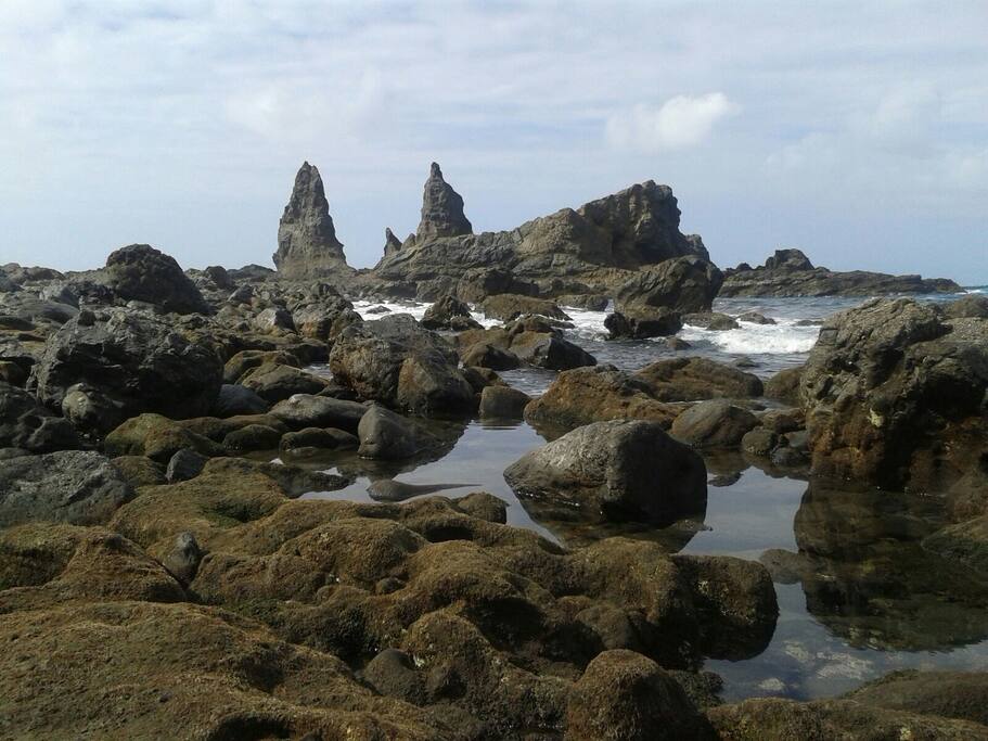 Acceso a Los Roques, con charcos aptos para el baño
