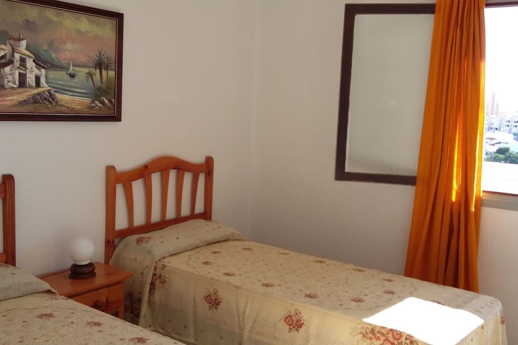 dormitorio con acceso al balcón
