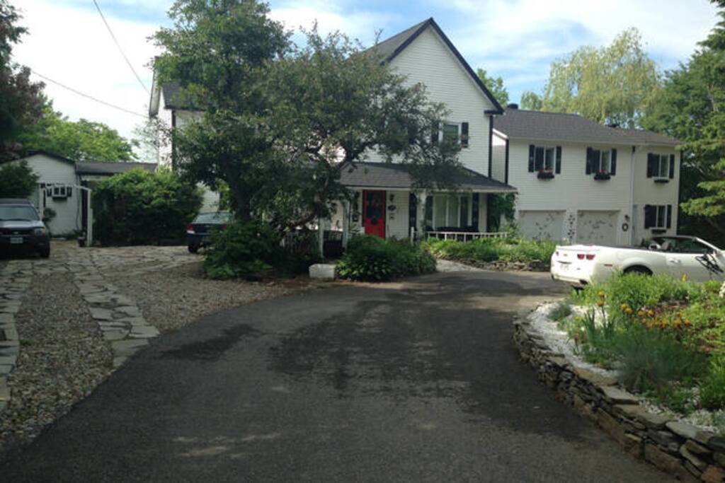 Front entrance with lots of parking; additional unlimited free overnight parking on street