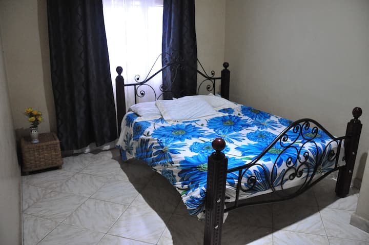 سرير بحجم كوين بغرفة نوم ثالثة