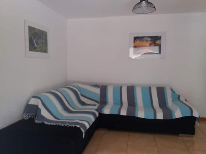 Sala de estar abierta al porche