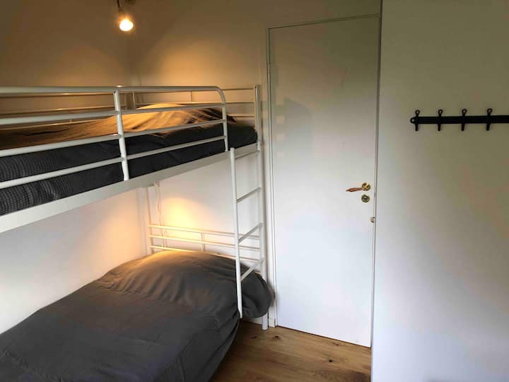 Dormitorio 2 con litera. En inglés: dormitorio 2 con litera. 
