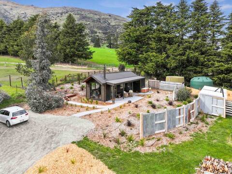 Hawea Country Hut -  mountain views & stars galore