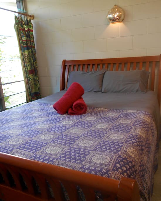 Luxurious comfort - budget priced. Egyptian cotton damask sheets or bamboo sheets - Moroccan brass wall lights - the sound of waves on the beach nearby.