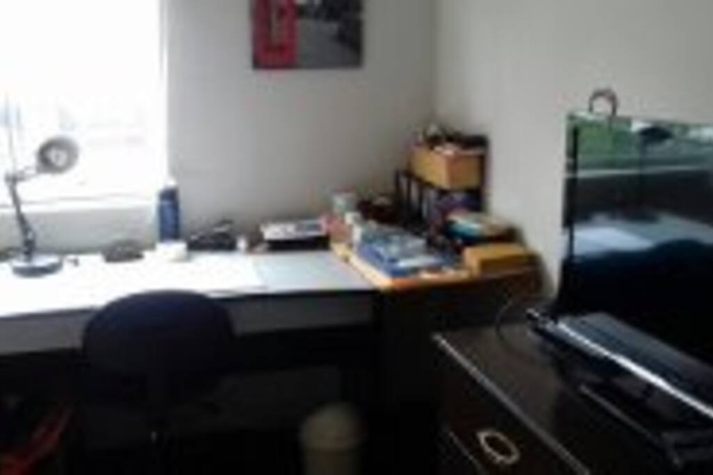 Escritorio y tv con cable e internet