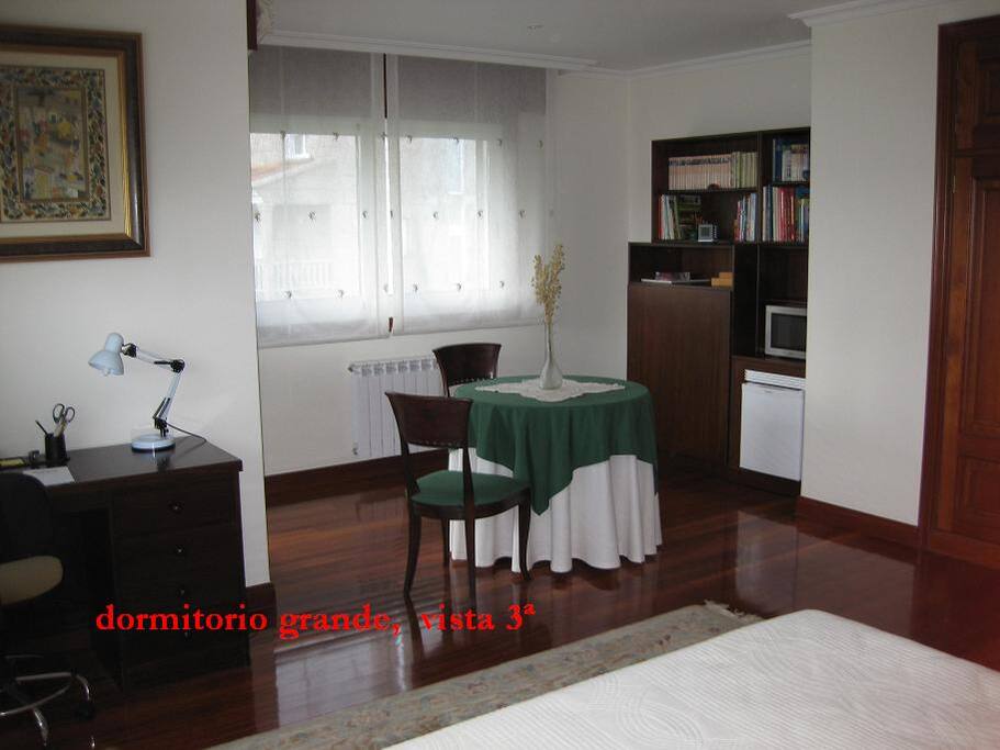 mueble con mininevera, microondas y cama supletoria