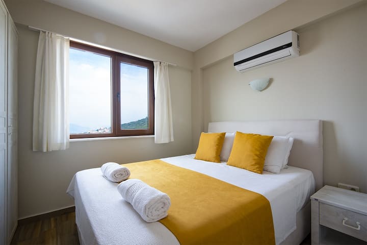 Estira en la cama doble en el dormitorio principal