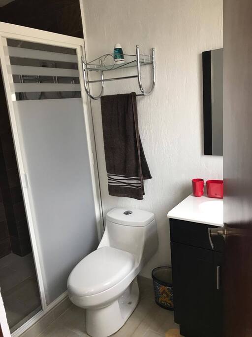 Baño nuevo!!! Limpio y privado para tu uso exclusivo y el de tu familia o acompañantes.
Bathroom brand new!!!! Clean and private for your exclusive use and your family or companions.