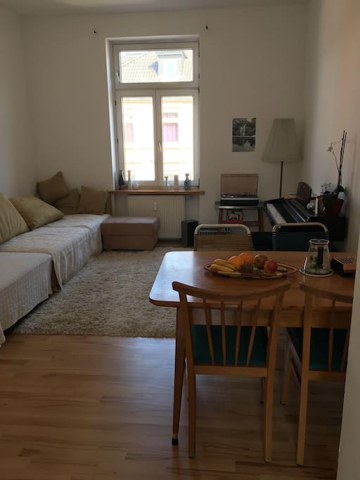 Wohnzimmer mit Essbereich und Schlafcouch