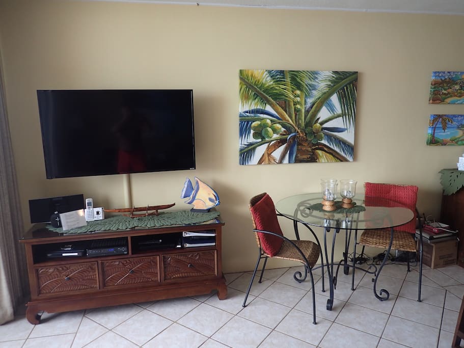 55"HD TV, wireless internet, wifi, DVD. Bose speaker to connect to phone for music