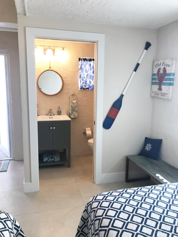 Dhomë gjumi më vete në katin përdhes me tualet 