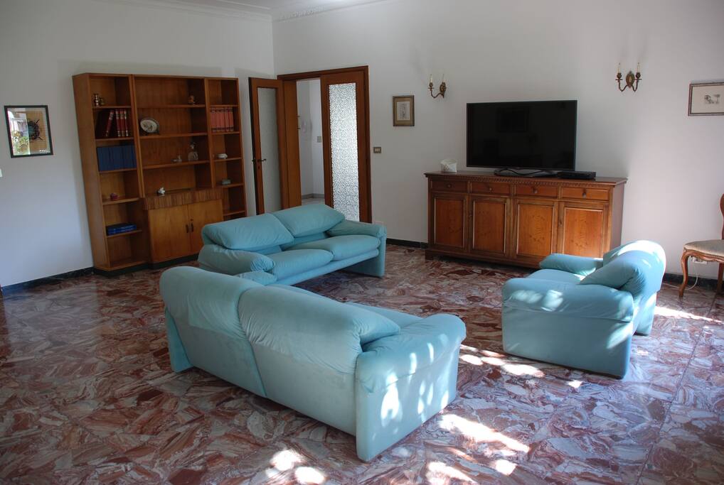 Sala TV con Sky e digitale terrestre