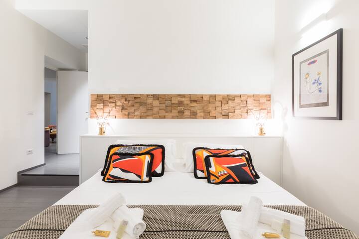 Walk to the Spanish Steps from a Spacious Flat gallery image 5