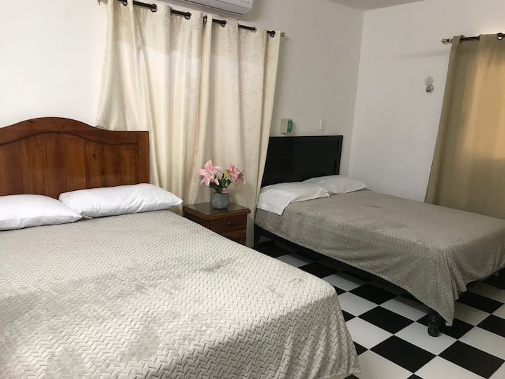 Chumba cha kulala chenye vitanda 2 na bafu 