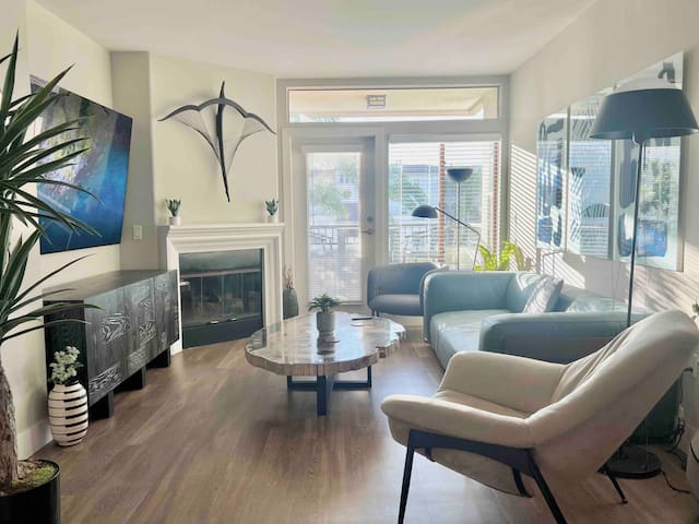 2-Bedroom Pool View Masterpiece, Parking+Spa+Gym!