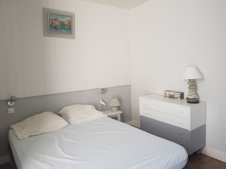 Camera da letto con letto da 140 cm c'è una sedia che si piega e crea un letto aggiuntivo per una persona