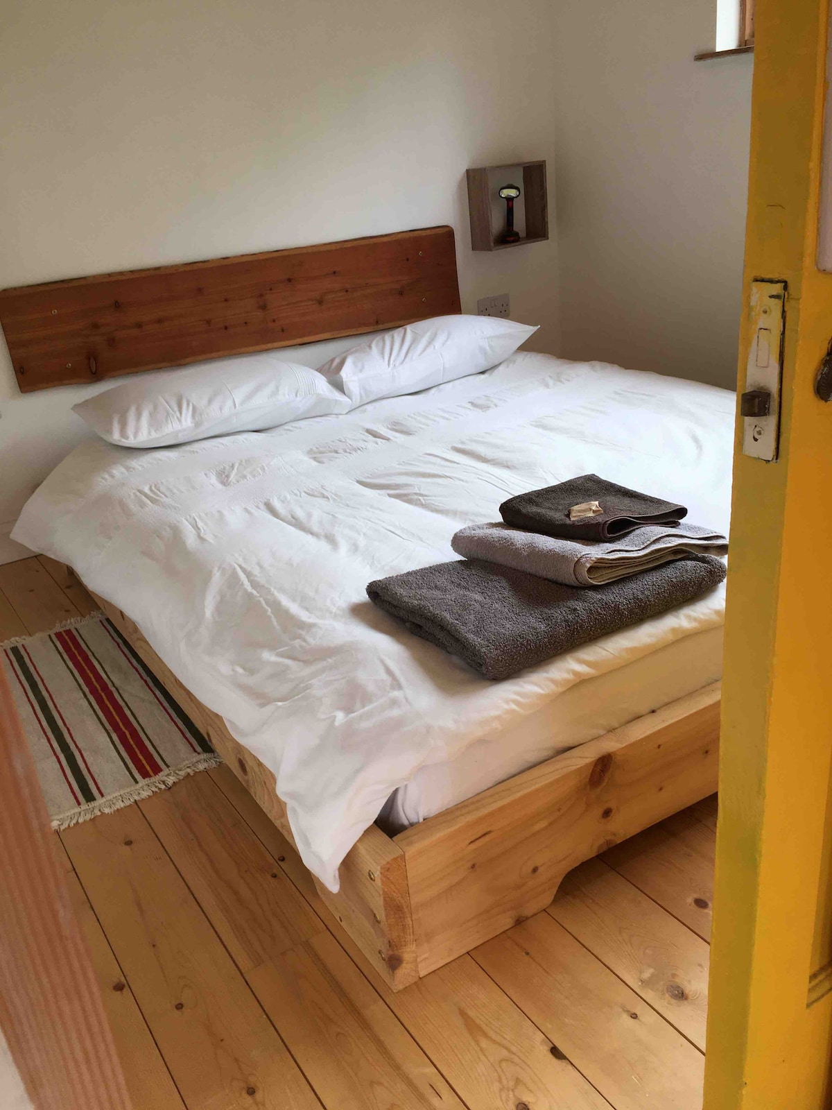 靠近河流声音的加大双人床