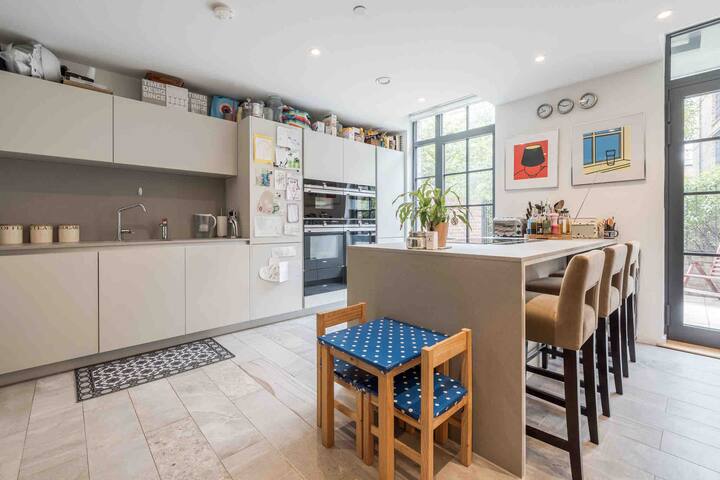 Lovely & quiet 4BR family home in Zone 1 gallery image 2