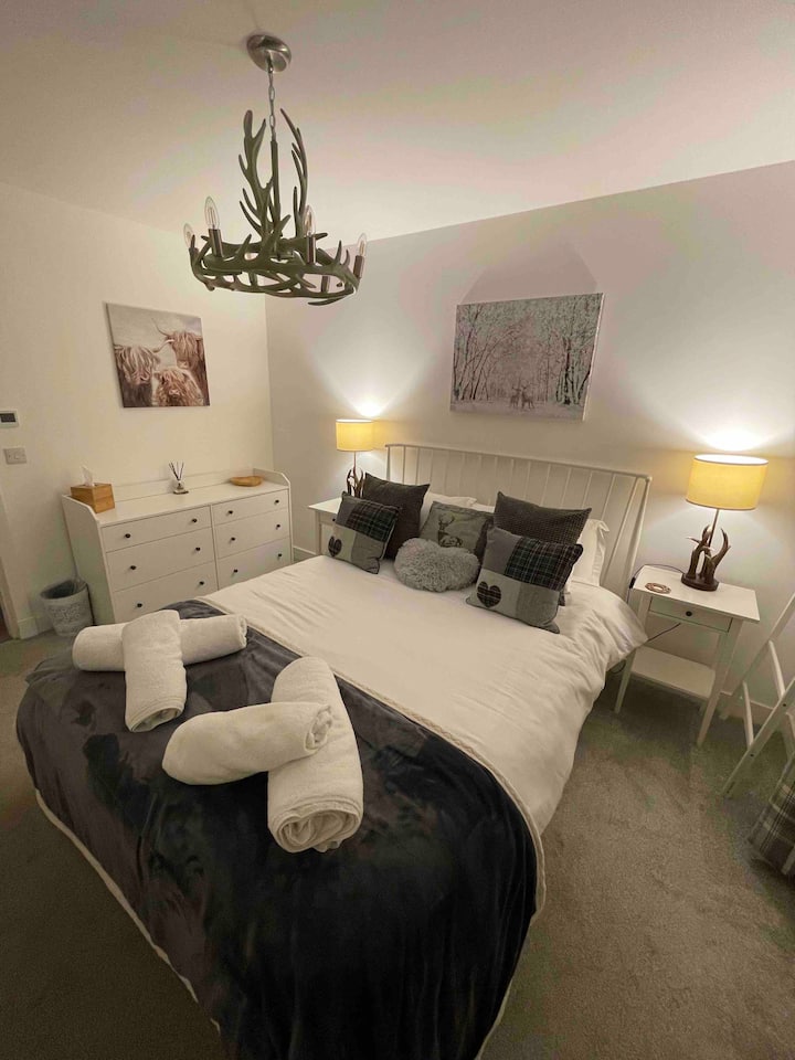 Chambre king size avec lit confortable de 5 pieds, beaucoup de rangements et vue sur le jardin et les forêts/montagnes au-delà