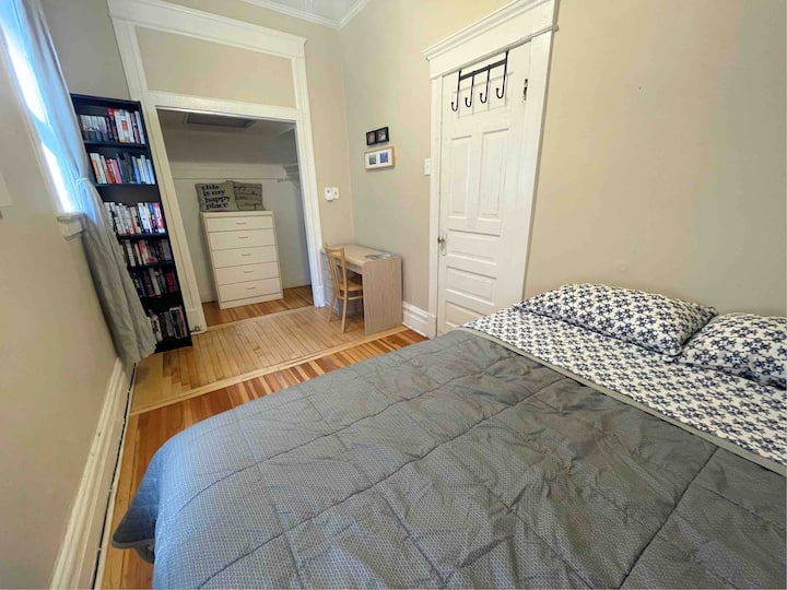 3号卧室配有一张标准双人床、书桌、书籍和梳妆台。