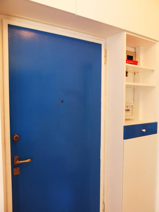 la porta d'entrata non potrebbe essere più blu