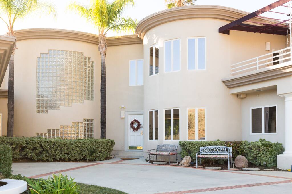Front guest entry, R of porte cochere