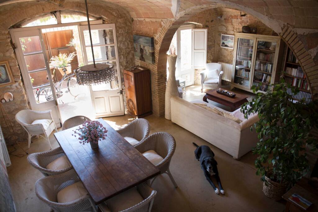 Preciosa y luminosa casa en Vilamacolum, pequeño pueblo del Empordà, muy bien situado a sólo 4 km de las preciosas playas de la Costa Brava y a una hora en coche desde Barcelona (salida 5 AP7), entre l’Escala y Figueres.
Más de 250 m2 perfectamente equipados, de estilo rústico y muy luminosos. Cuenta con patio, pequeña alberca para refrescarse y terraza con vistas al Montgrí.
Se pueden realizar grandes paseos por los alrededores. Para ver imágenes del entorno podéis ver mi cuenta de instagram: @tessoriol
La casa cuenta con tres espaciosas habitaciones: 1 gran suite con salón, TV, chimenea, espectaculares vistas y terraza en la planta superior, una preciosa habitación doble en la segunda planta y una habitación-estudio en la planta inferior. Los huéspedes tendrán toallas y sábanas limpias, y podrán hacer uso del menaje de cocina.
