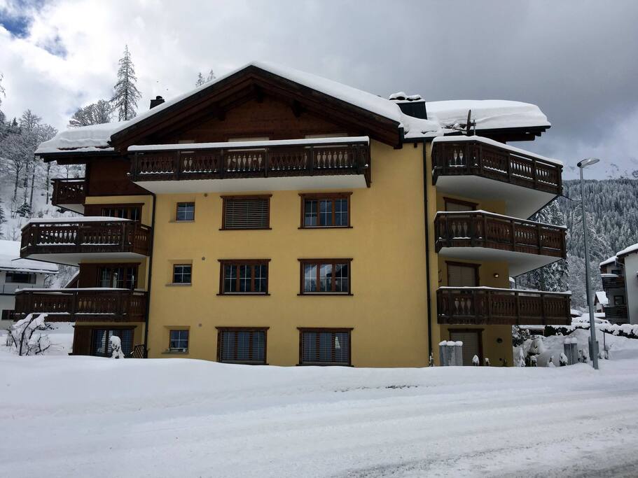 Winter: Side of Haus Rätia