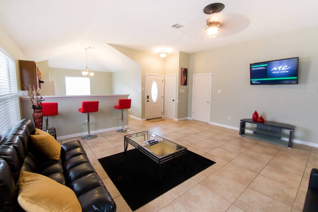 Large Spacious Family Room/Den Includes Two Full Size Futons Sleeps 4 Guest. 50" Flat Screen HDTV, Free WiFi, And Cable.