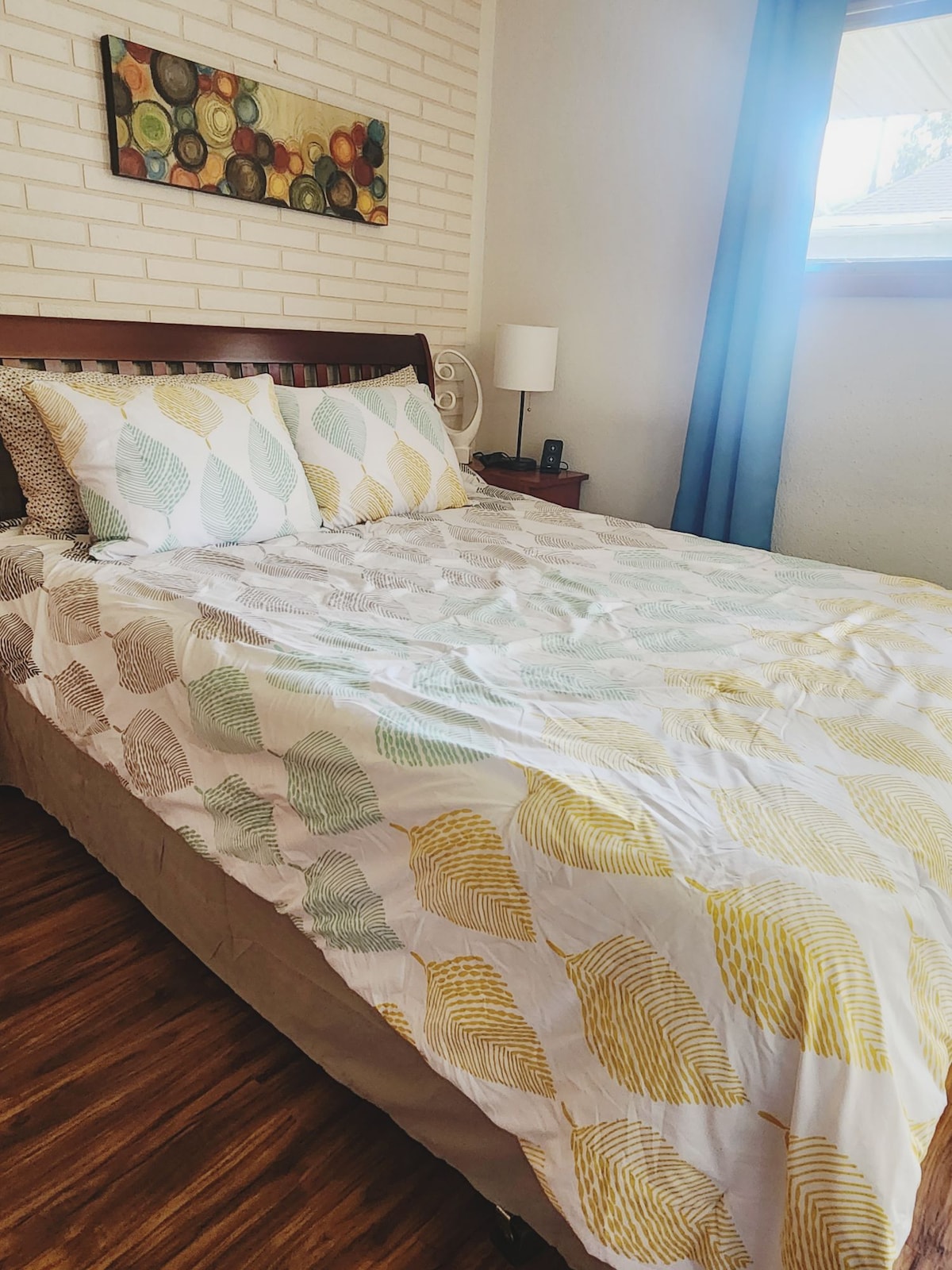 主卧位于主楼层，配有一张标准双人床、智能电视和一个方便的连接式厕所。