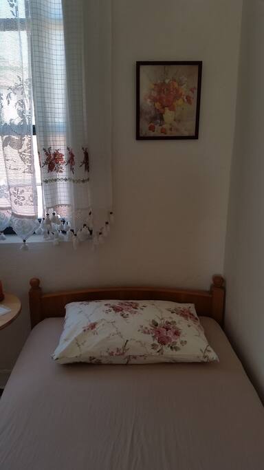 Our twin room on the second floor has been recently renovated and redecorated. /Evimizin 2. katında bulunan iki kişilik odamız yeni tadilattan geçti ve dekore edildi.