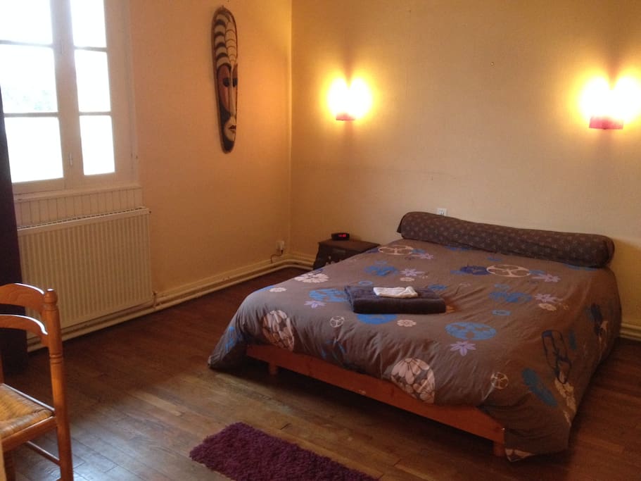 Chambre avec un grand lit 2 place, un dressing, un miroir sur pied et bureau