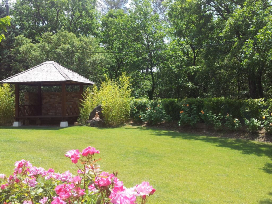 Gazébo dans le jardin