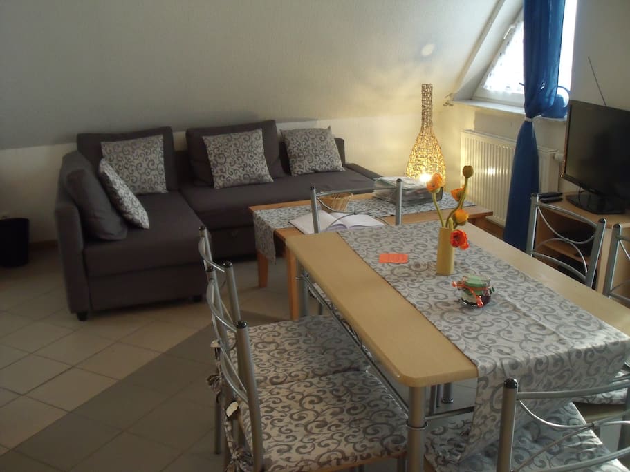 Sitzecke mit Esstisch und Fernseher