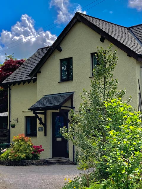 Superbly located cottage, 15 min walk to Bowness.