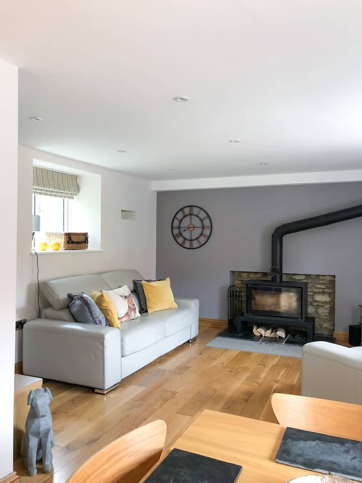 客厅配有扶手椅和双人沙发，可使用沙发床